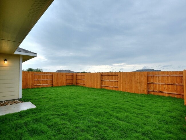 Building Photo - 3 BR / 2 BA - 1533 SF in Bastrop - Close t...