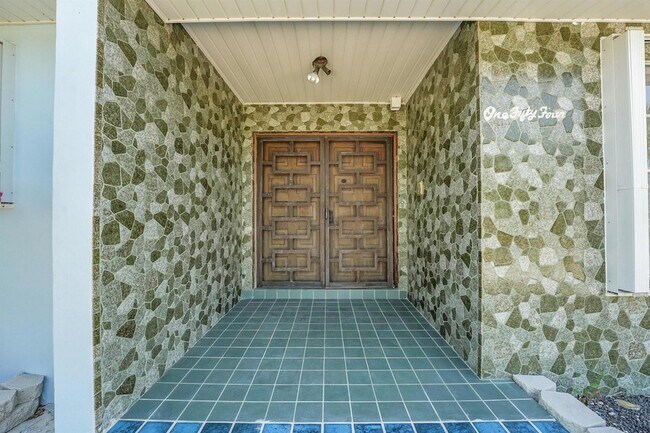 Building Photo - 154 SE Naranja Ave