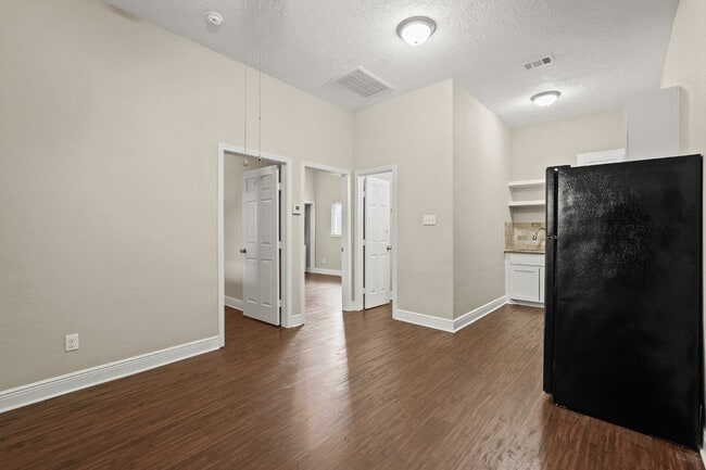 Building Photo - One of a kind, adorable 2 bed/1bath