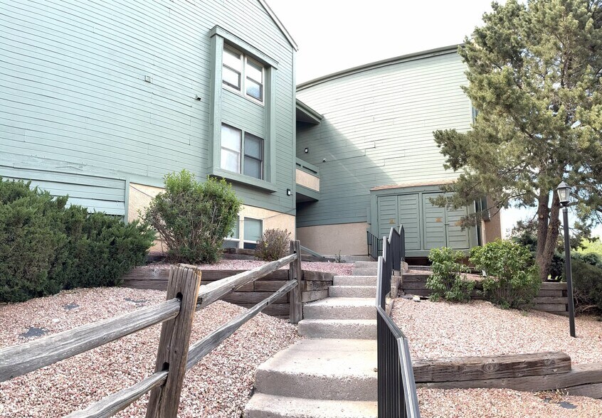 Building Photo - 128 W Rockrimmon Blvd