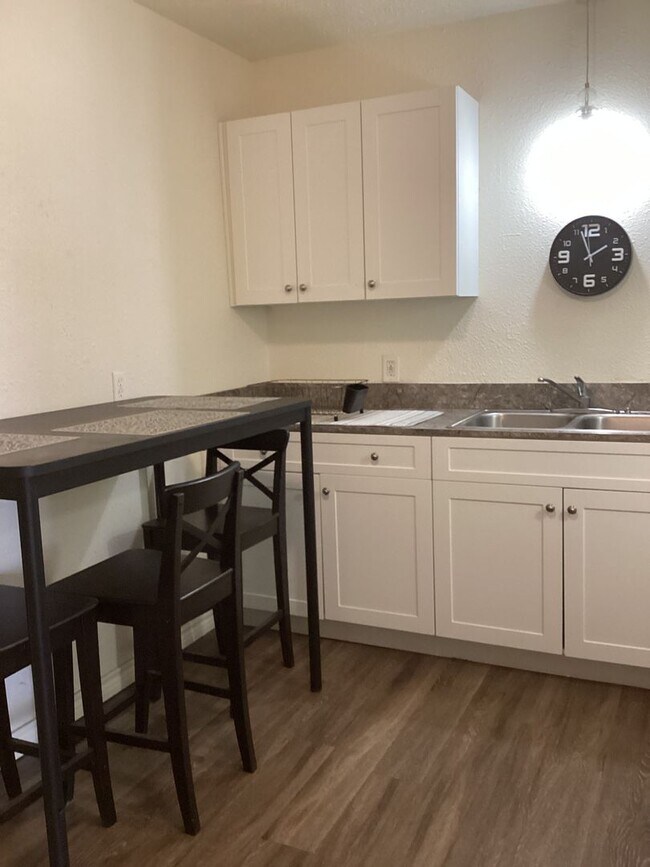 Building Photo - 2 Bed 1 bath Apartment  on Quiet Street and Close to ENMU!