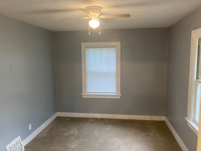 Building Photo - House with conforming 3rd room!!