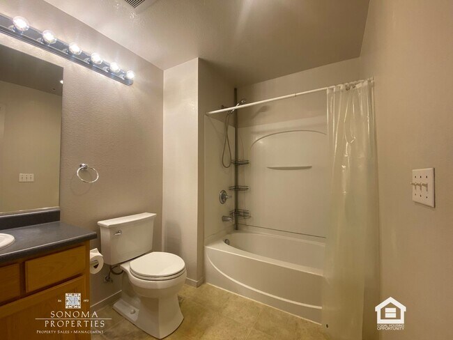 Building Photo - Must-See Charming Ground-Level 1 Bedroom Apartment