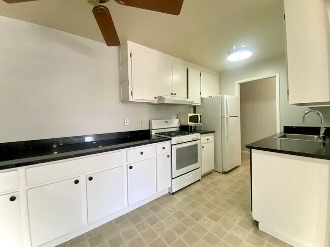 Building Photo - Cozy 1-bedroom Condo for Rent- Parkmont!
