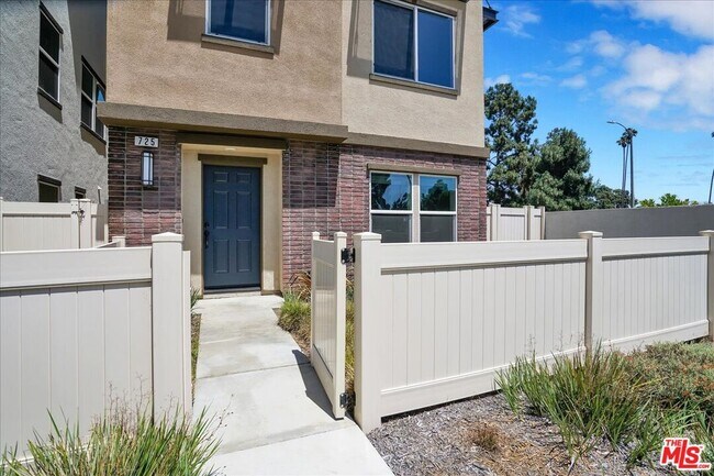 Building Photo - 725 Daniel Freeman Cir
