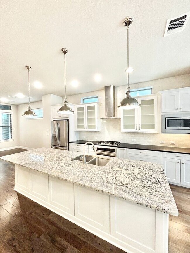 Building Photo - Spacious 3-Bedroom Home with Modern Amenit...