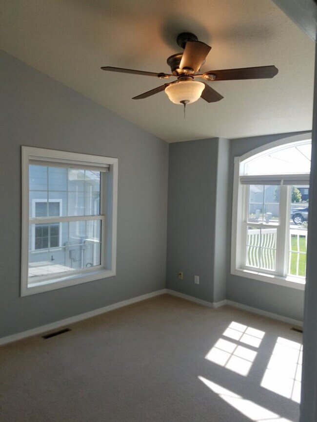 Building Photo - Beautiful Townhouse with Magnificent City Views.