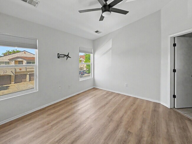 Building Photo - 6501 San Antonio Dr NE