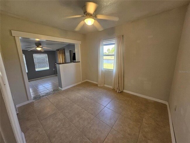 Building Photo - 125 Poinsettia Cir NE