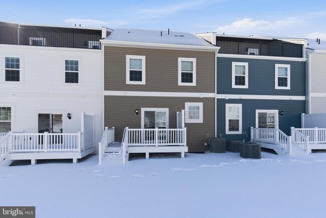 Building Photo - 1715 Water Xing Rd