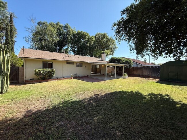 Building Photo - Beautiful 3 Bedroom, 2 Bathroom North Hill...