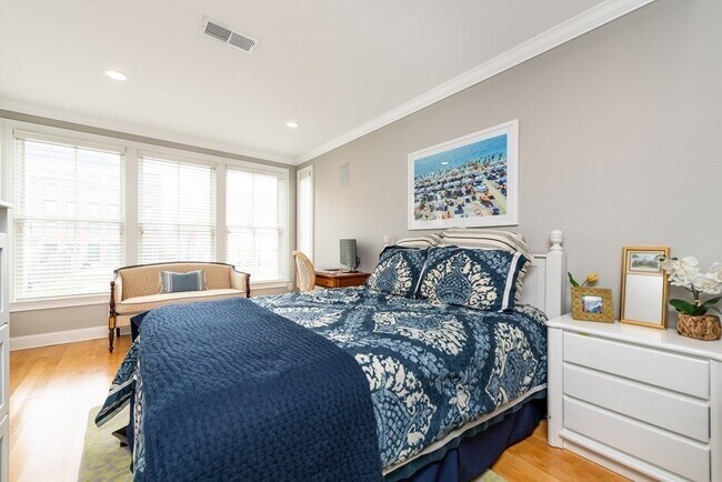 Building Photo - 880 E 2nd St