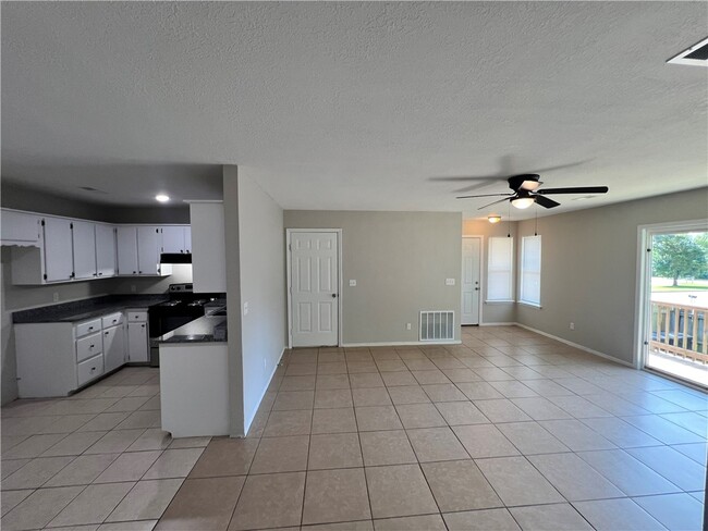 Building Photo - 823 N Lola Ln