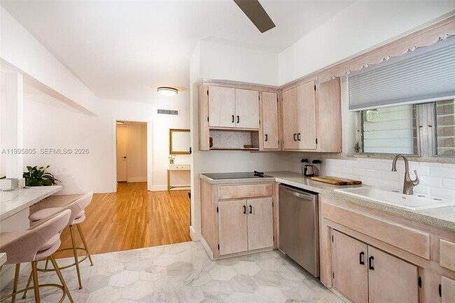 Building Photo - 10081 W Bay Harbor Dr