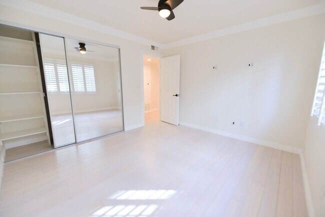 Building Photo - 242 W Mariposa