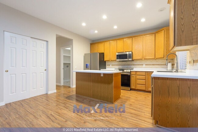 Building Photo - Beautiful 6BD, 3.5BTH, 3GAR Home in Cranberry Hills