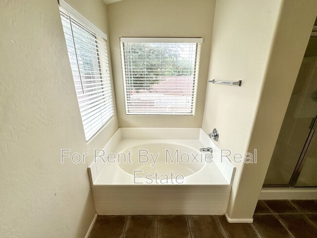 Building Photo - 43385 W Chisholm Dr