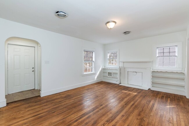 Building Photo - 3 Bed/2 Bath with a great back yard!