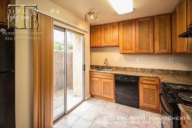 Building Photo - 2 Bedroom Downtown Townhome