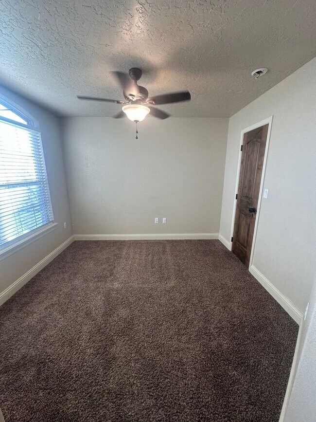 Building Photo - Stunning 4 Bed Home! 3 Car garage ! Mesa School District!
