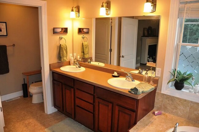 Building Photo - 4627 Sunburst Dr