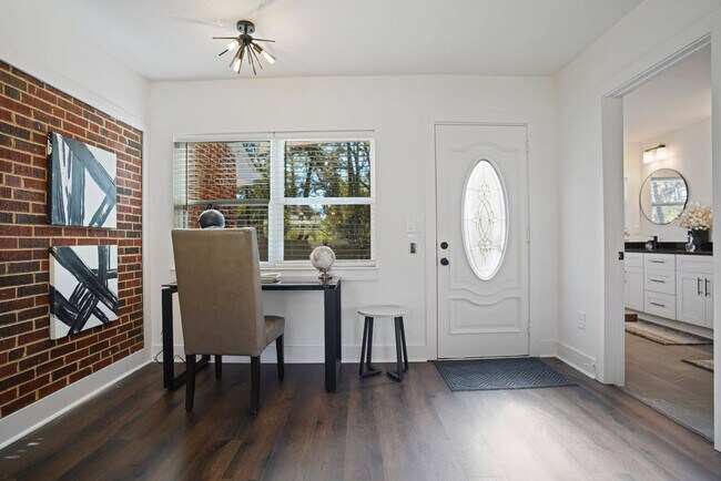 Building Photo - 2234 Edgemore Dr SE