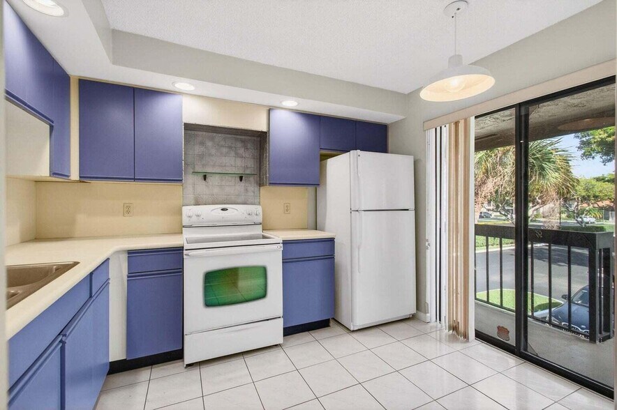 Building Photo - 400 Club Cir