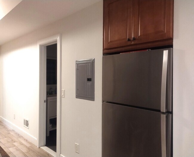 Building Photo - 492 Broadway