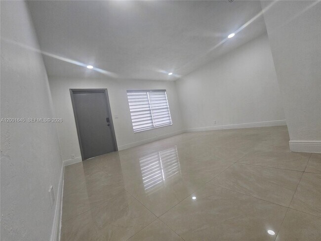 Building Photo - 700 NE 46th Ct