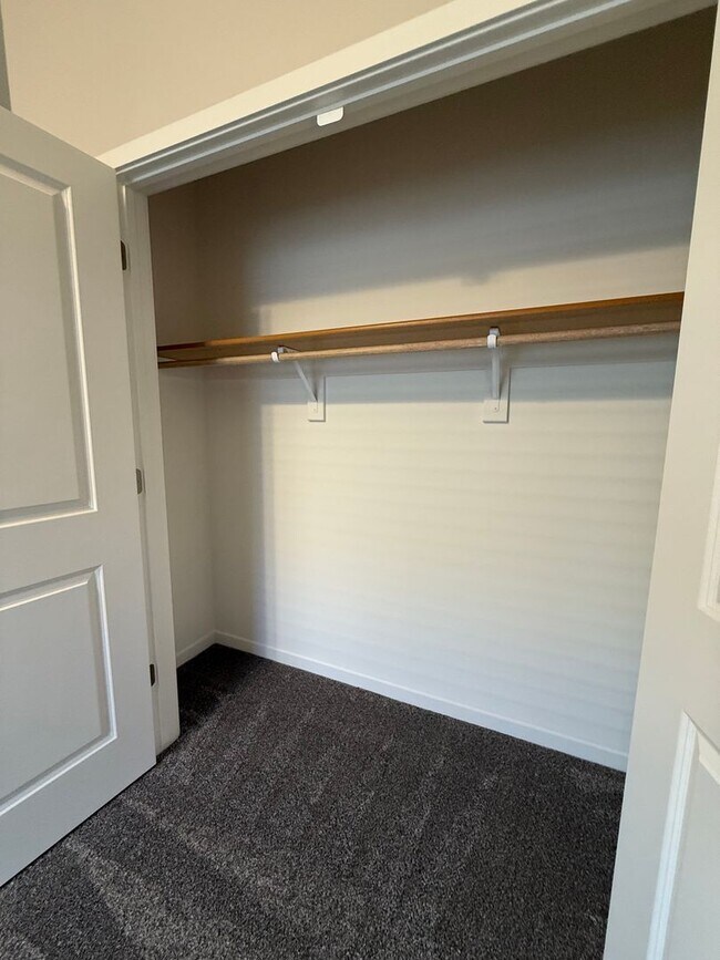 Building Photo - Located in SE Lincoln! Newer ranch townhome with 2 stall garage. Spacious 3 bedrooms/3 bathroom, ...