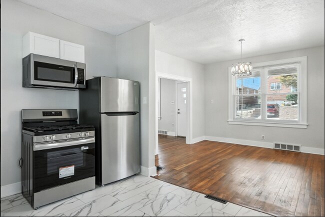Building Photo - "Charming 3-Bed Retreat with Gleaming Hardwood Floors on Beacon Hill Avenue!"