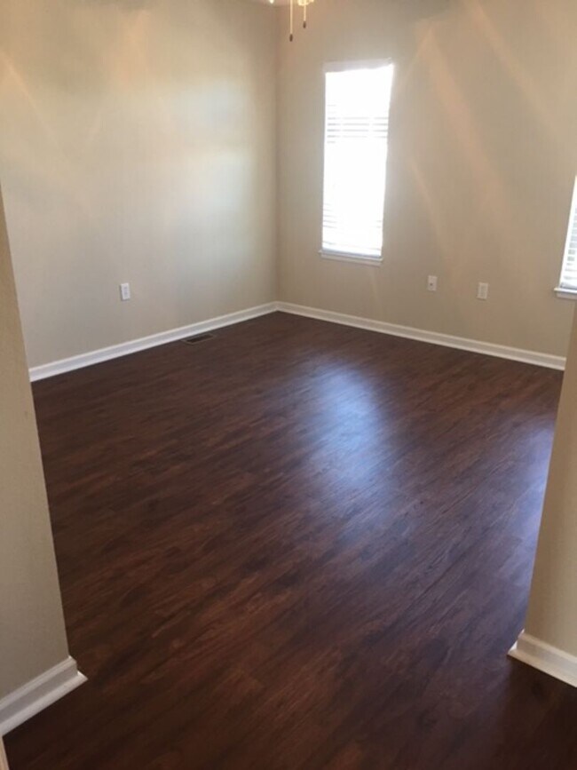 Building Photo - 4 x 3.5 in a great neighborhood!