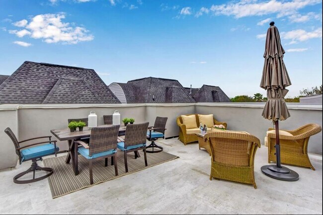 Building Photo - 5307 Lillian St