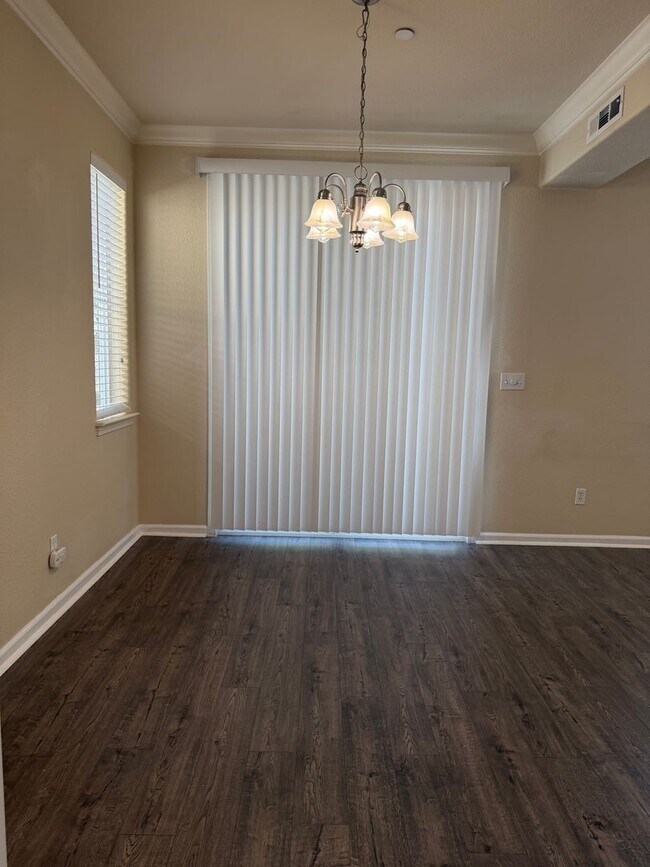 Building Photo - 3bd/2.5ba townhome in Shasta View Gardens