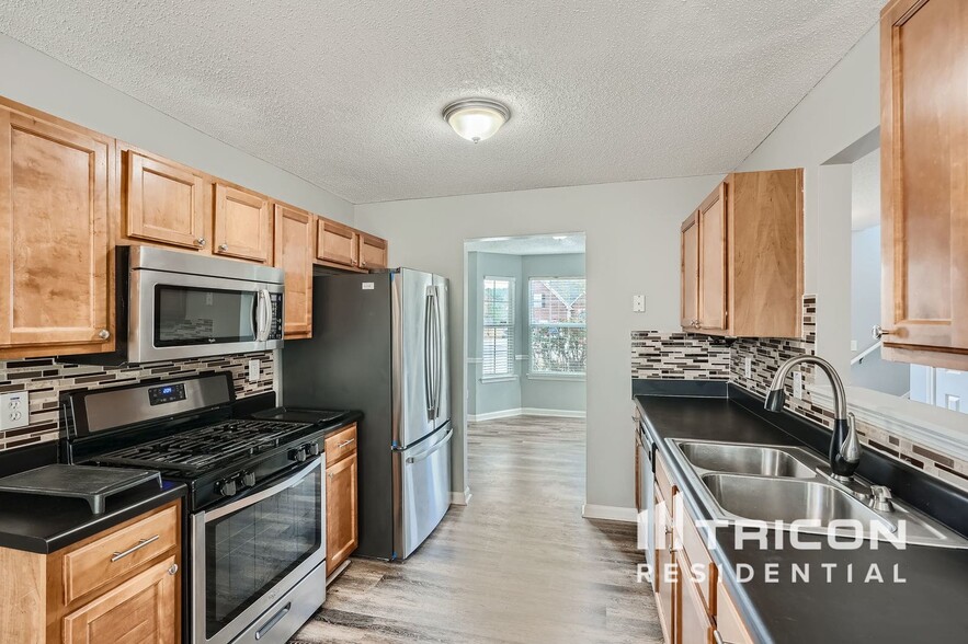 Building Photo - 905 Reda Ct