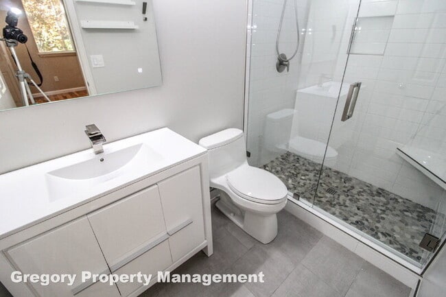 Building Photo - 11342 NE 67th St