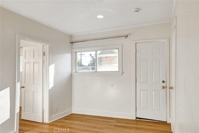 Building Photo - 950 E 48th St