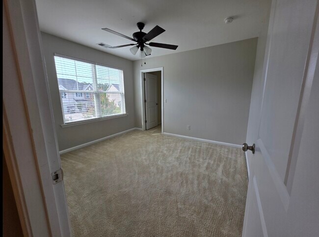 Building Photo - 701 Breys Cut
