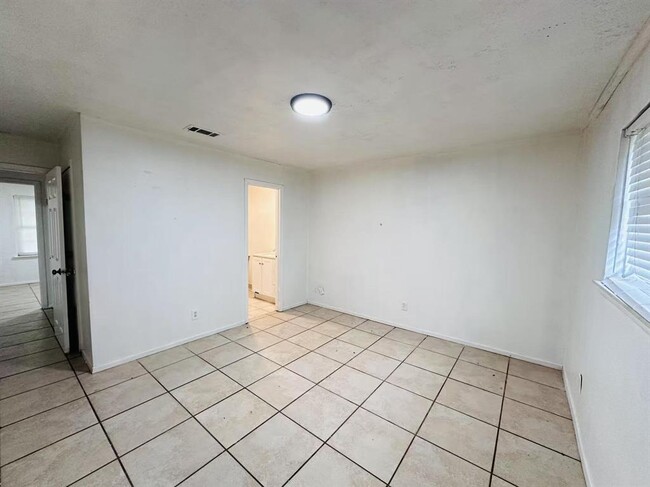 Building Photo - 6664 W Fuqua St