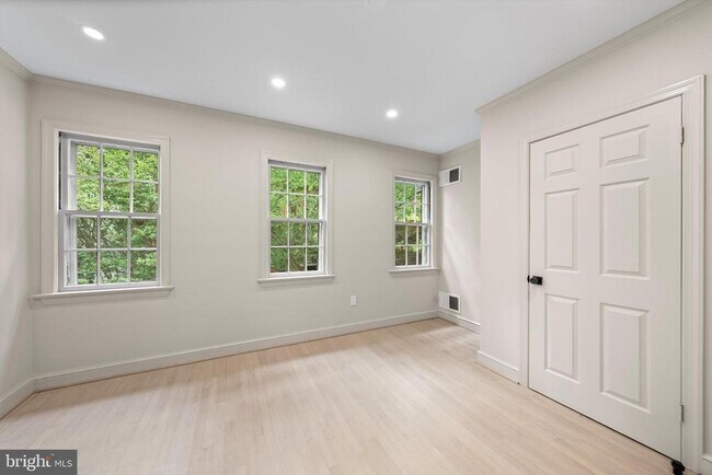 Building Photo - 1525 35th St NW