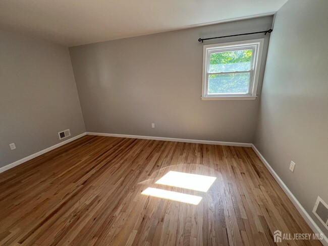 Building Photo - 9 Newman St