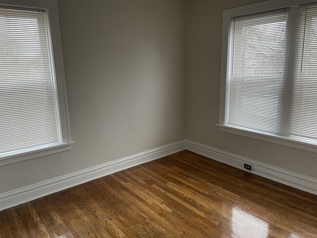 Rear bedroom has lots of natural light - 5033 Devonshire Ave