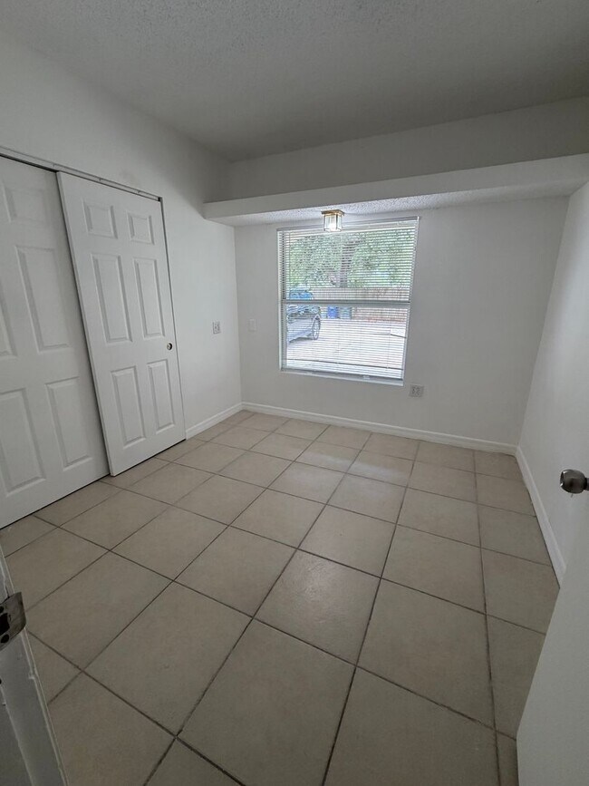 Building Photo - 2208 N Lockwood Ridge Rd