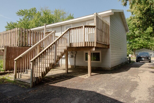 Building Photo - Spacious 2 Bed, 1.5 Bath with Oversized Garage!