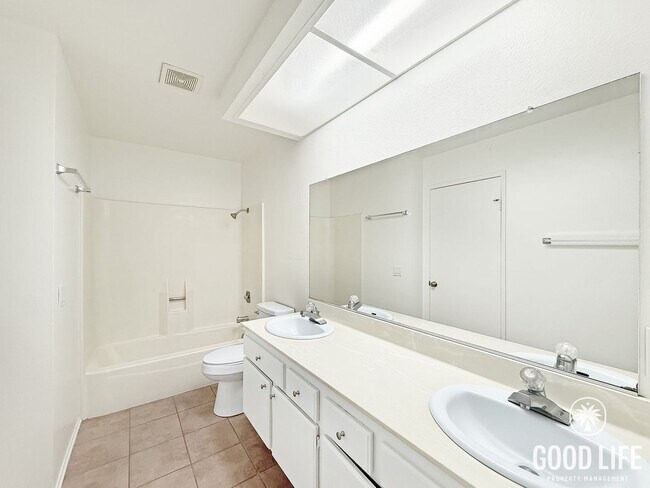 Building Photo - Comfortable 2BD/1.5BA Condo in Riverside with Private Patio, Community Pool & One Car Garage