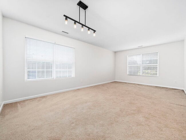 Building Photo - Spacious and Move-In Ready Home! - Fenced Yard!