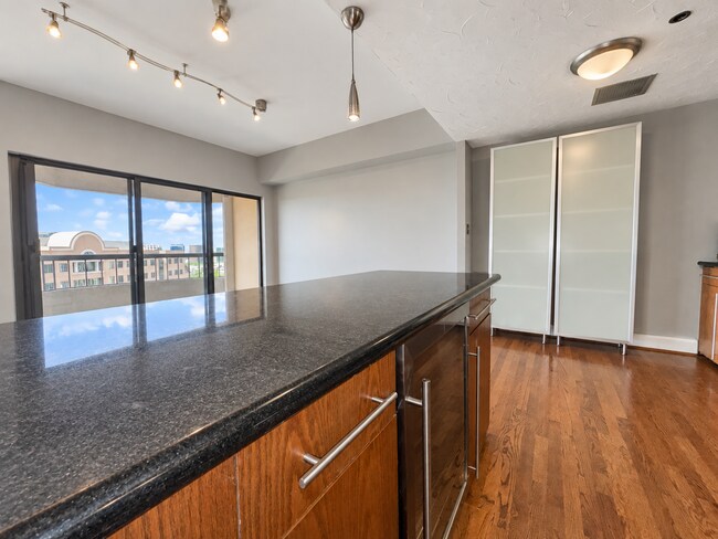 Building Photo - 3030 McKinney Ave