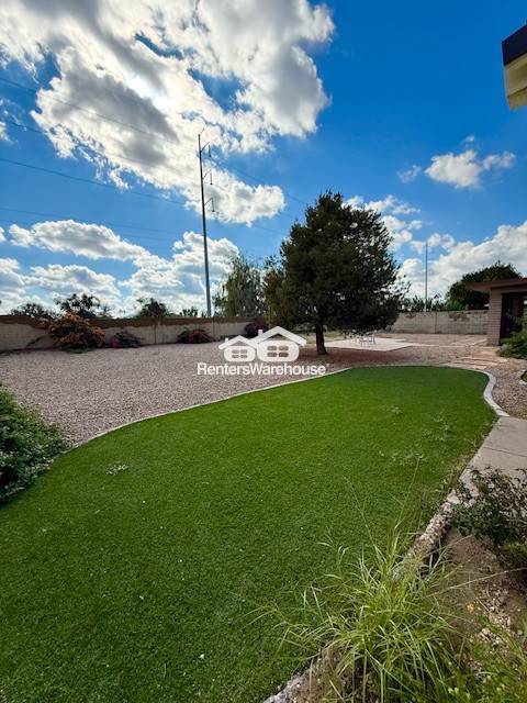 Building Photo - 1011 E Renee Dr