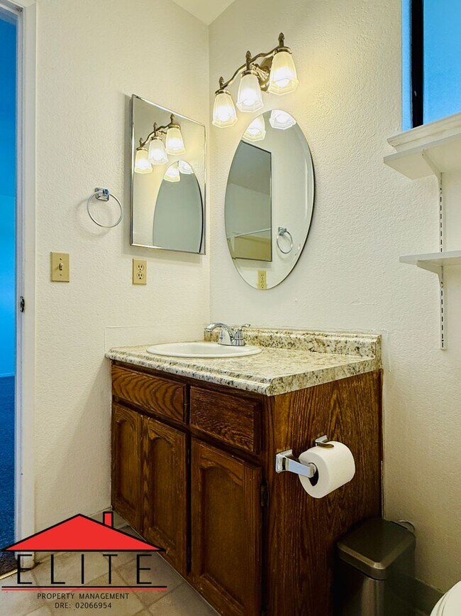 Building Photo - AVAILABLE NOW!!