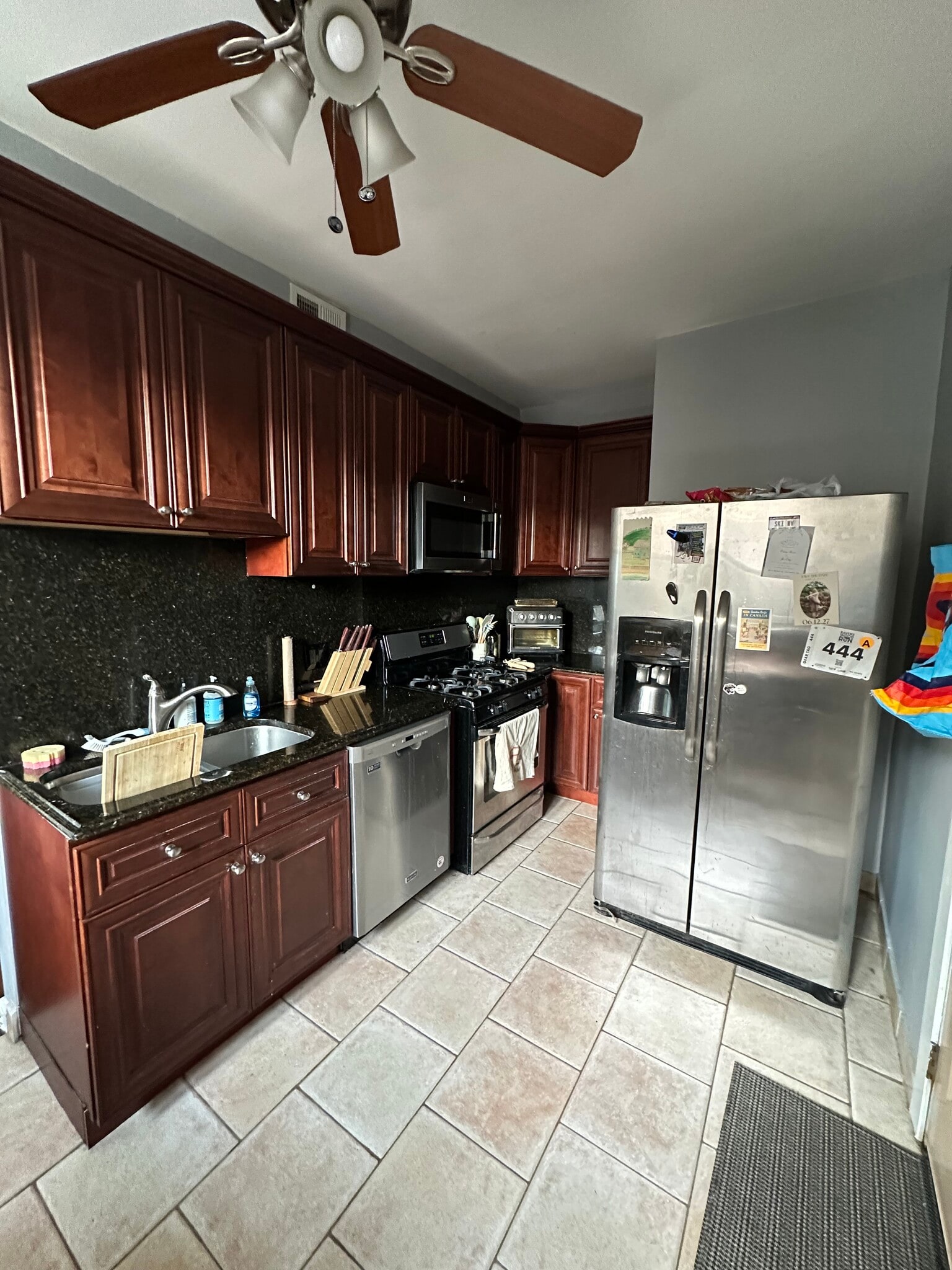Kitchen - 6754 N Lakewood Ave